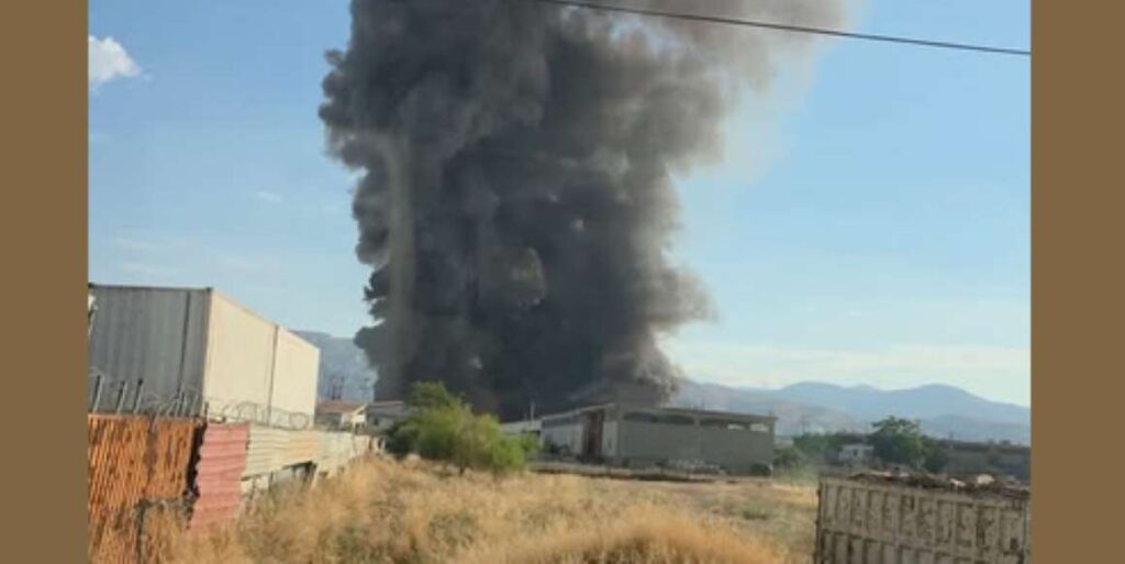 Φωτιά στον Ασπρόπυργο: Δίωξη για κακουργήματα στους δύο συλληφθέντες – Μάχη για τη ζωή τους δίνουν οι τρεις πολυεγκαυματίες