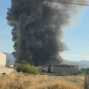 Φωτιά στον Ασπρόπυργο: Οκτώ τραυματίες, οι τρείς διασωληνωμένοι – Ανησυχία από φορτηγό με προπάνιο μέσα στην επιχείρηση (βίντεο)