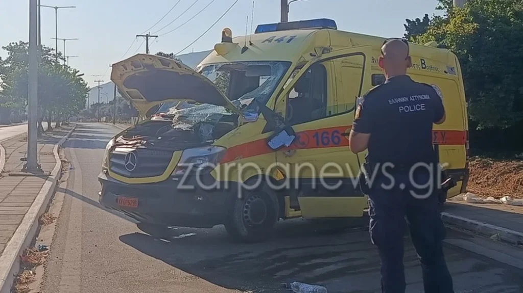 Σοκαριστικό τροχαίο στα Χανιά με ασθενοφόρο του ΕΚΑΒ που τράκαρε – Νεκρός από ανακοπή ο ασθενής, τραυματίες οι δύο διασώστες  (βίντεο)