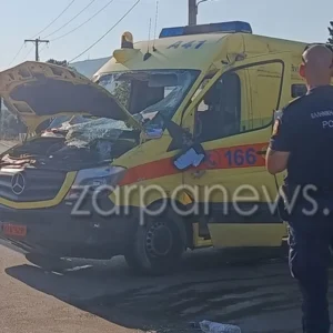 Σοκαριστικό τροχαίο στα Χανιά με ασθενοφόρο του ΕΚΑΒ που τράκαρε – Νεκρός από ανακοπή ο ασθενής, τραυματίες οι δύο διασώστες  (βίντεο)