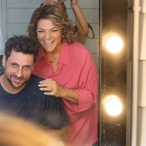 «Κάμπινγκ»: Νέες backstage εικόνες από τα γυρίσματα της κωμικής σειράς του Mega