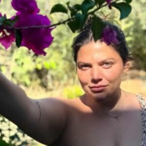 Δανάη Μπάρκα: Ποζάρει με λεοπάρ μαγιό και φιλοσοφεί – «Παρατηρώ κινήσεις, σχόλια και σοκάρομαι»