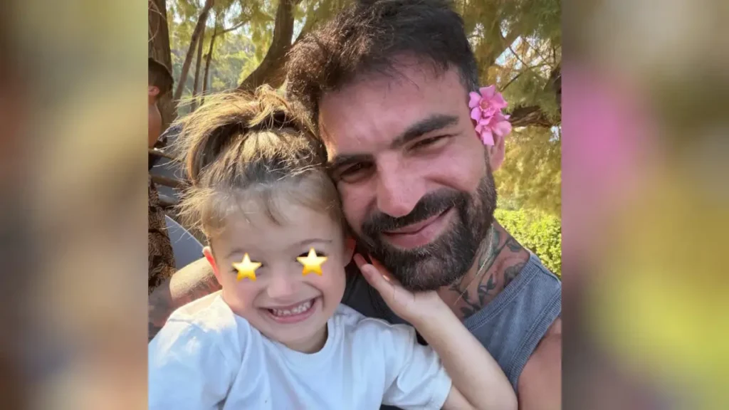 Δημήτρης Αλεξάνδρου: Το βίντεο με τον γιο του Πάρη να τραγουδά και να παίζει κιθάρα – «Ντουέτο με τη Ρία»
