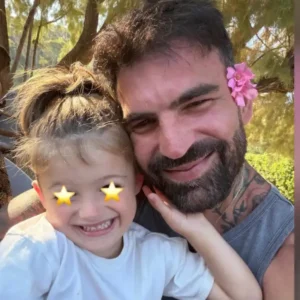 Δημήτρης Αλεξάνδρου: Το βίντεο με τον γιο του Πάρη να τραγουδά και να παίζει κιθάρα – «Ντουέτο με τη Ρία»