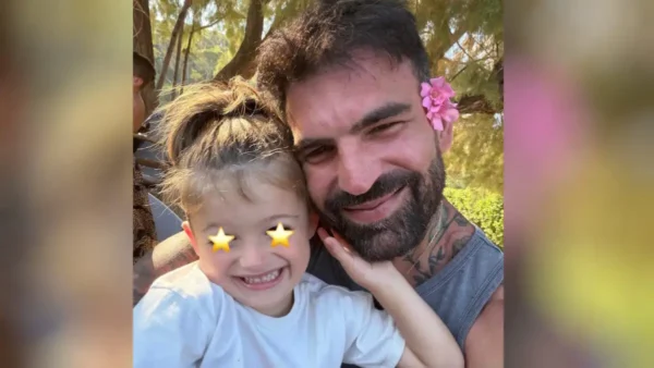 Δημήτρης Αλεξάνδρου: Το βίντεο με τον γιο του Πάρη να τραγουδά και να παίζει κιθάρα – «Ντουέτο με τη Ρία»