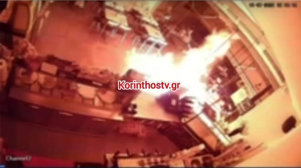 Νεμέα: Βίντεο ντοκουμέντο από τη στιγμή που δύο κουκουλοφόροι βάζουν φωτιά με βενζίνη και αναπτήρα σε καφετέρια