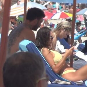 Ρία Ελληνίδου: Τράβηξε τα βλέμματα με καυτό κίτρινο μπικίνι – Βίντεο