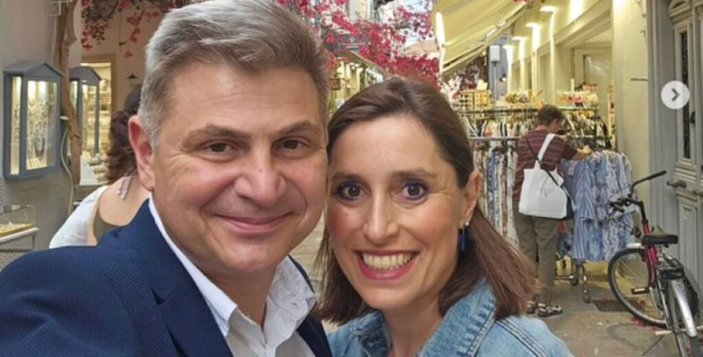 Ο Φαραντούρης απαντά για την απόσπαση της συζύγου του στη ΜΕΑ στις Βρυξέλλες: Επιλέχθηκε βάσει των προσόντων της