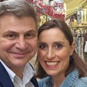 Ο Φαραντούρης απαντά για την απόσπαση της συζύγου του στη ΜΕΑ στις Βρυξέλλες: Επιλέχθηκε βάσει των προσόντων της