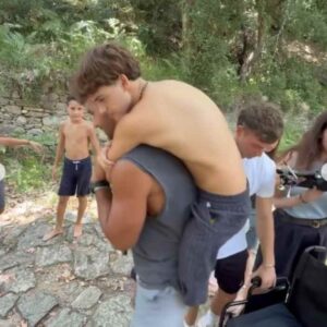 Ο Μάνος Μαλλιαρός κουβάλησε στην πλάτη του τον Σταύρο Φλώρο: Η συνάντησή τους δύο μήνες μετά το ατύχημα στο Survivor – Βίντεο