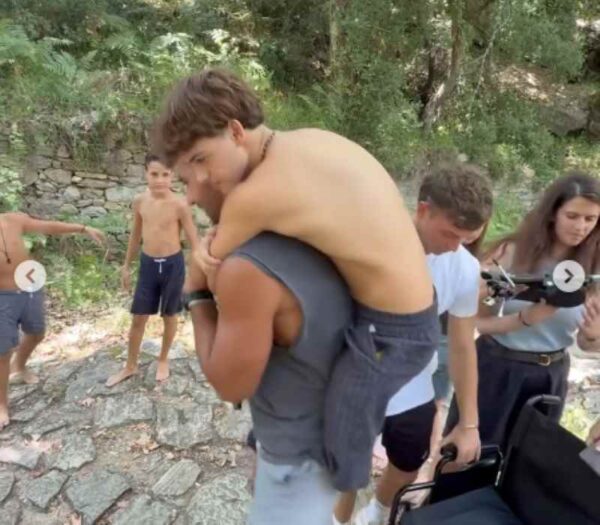 Ο Μάνος Μαλλιαρός κουβάλησε στην πλάτη του τον Σταύρο Φλώρο: Η συνάντησή τους δύο μήνες μετά το ατύχημα στο Survivor – Βίντεο
