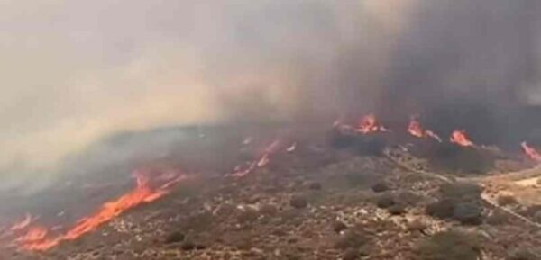 Μεγάλη φωτιά στη Βοιωτία, μπαράζ από μηνύματα του 112 για εκκενώσεις σε 4 περιοχές – Μάχη με αναζωπυρώσεις σε Ρέθυμνο και Πάρο, καλύτερη εικόνα στην Αχαΐα