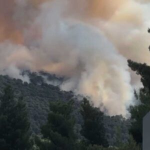 Φωτιά στην Οινόη: Βελτιωμένη η εικόνα , την έχουμε περικυκλώσει, θα τεθεί υπό πλήρη έλεγχο , λέει ο δήμαρχος Μάνδρας-Ειδυλλίας