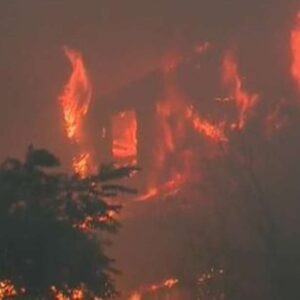 Φωτιά στο Ωραιόκαστρο: Μήνυμα 112 για την περιοχή Ανθούπολη, αναφορές για καμένα σπίτια, εκκενώνεται το Ίδρυμα Χρόνιων Παθήσεων «Άγιος Παντελεήμων» (βίντεο)
