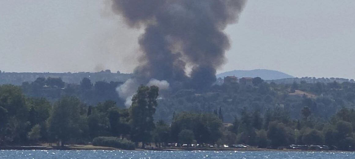 Φωτιά στο Χαλκούτσι Ωρωπού κοντά σε σπίτια – Στη μάχη με τις φλόγες και εναέρια μέσα – Μήνυμα 112 για ετοιμότητα