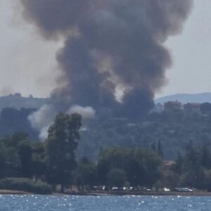 Φωτιά στο Χαλκούτσι Ωρωπού κοντά σε σπίτια – Στη μάχη με τις φλόγες και εναέρια μέσα – Μήνυμα 112 για ετοιμότητα