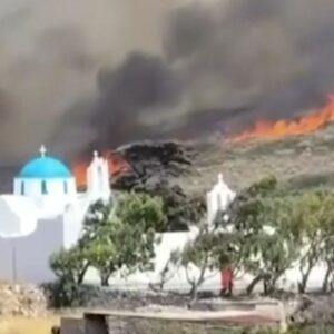 Φωτιά στην Πάρο: Βελτιωμένη η εικόνα, διάσπαρτες εστίες – Επιχειρούν εναέρια μέσα – «Κανένας εφησυχασμός λόγω ανέμων» λέει η Πυροσβεστική (βίντεο)