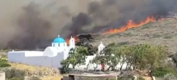 Φωτιά στην Πάρο: Βελτιωμένη η εικόνα, διάσπαρτες εστίες – Επιχειρούν εναέρια μέσα – «Κανένας εφησυχασμός λόγω ανέμων» λέει η Πυροσβεστική (βίντεο)