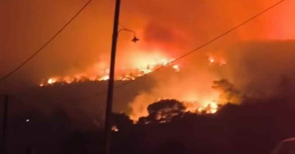 Φωτιά σε Βοιωτία και Δυτική Αττική: Πύρινη κόλαση στο Πόρτο Γερμενό, απειλούνται σπίτια, στήνουν αναχώματα –  Εκκενώθηκαν Αγ. Νικόλαος, Προσήλι και Πόρτο Γερμενό (βίντεο)