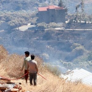 Ρέθυμνο: Σύλληψη στελέχους του ΔΕΔΔΗΕ ενώ συνεχίζεται η μάχη με τις φλόγες – Τεράστιες καταστροφές σε επιχειρήσεις και σπίτια – Κάηκαν πάνω από 45.000 στρέμματα