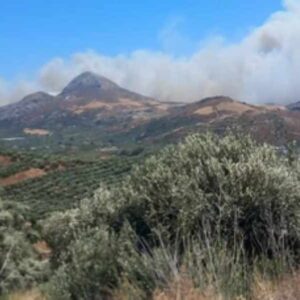 Μαίνεται η φωτιά στο Ρέθυμνο: Σε κατάσταση έκτακτης ανάγκης ο Δήμος Αγίου Βασιλείου – Απεγκλωβισμός 50 ατόμων από την Πρέβελη (βίντεο)