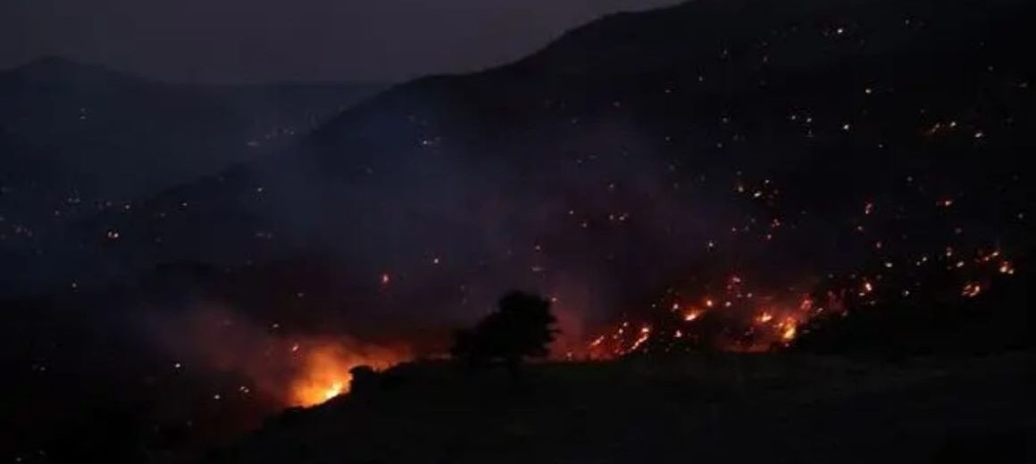Ολονύχτια μάχη με τις  φλόγες και τους ισχυρούς ανέμους στο Ρέθυμνο – Νεκροί δύο πυροσβέστες, νέα «112» για εκκενώσεις οικισμών – Απεγκλωβισμοί δια θαλάσσης (βίντεο)