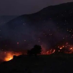 Ολονύχτια μάχη με τις  φλόγες και τους ισχυρούς ανέμους στο Ρέθυμνο – Νεκροί δύο πυροσβέστες, νέα «112» για εκκενώσεις οικισμών – Απεγκλωβισμοί δια θαλάσσης (βίντεο)