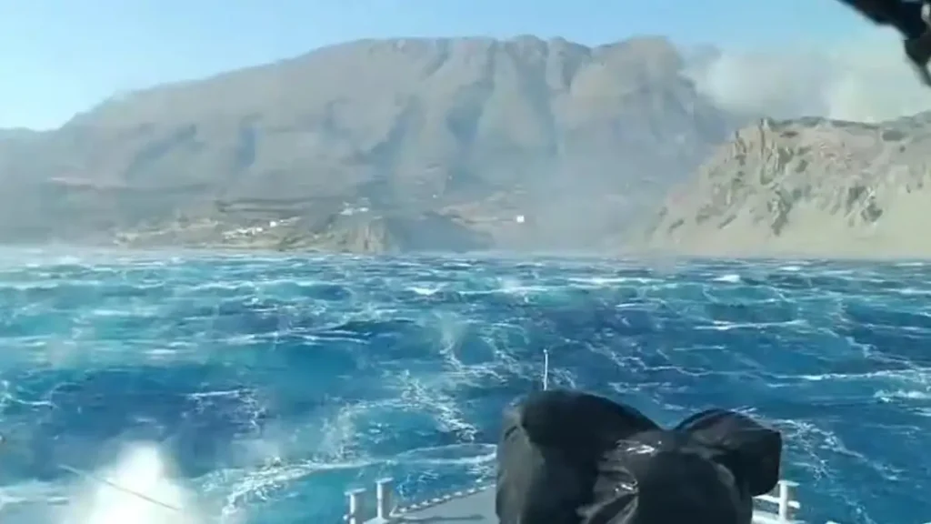 Φωτιά στο Ρέθυμνο: Συγκλονίζει ο ψαράς που απεγκλώβισε 30 ανθρώπους  – Καίγεται η Πρέβελη, νέο βίντεο διάσωσης πολιτών από την παραλία