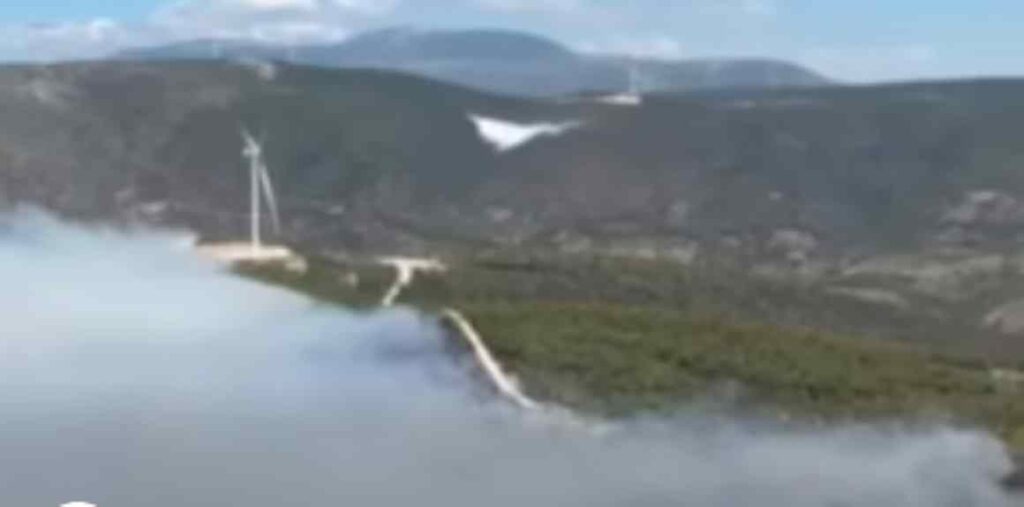 Πύρινος εφιάλτης στον Άγιο Βασίλειο Βοιωτίας – Δραματικές επιχειρήσεις διάσωσης  από θαλάσσης – «Θα καούμε ζωντανοί», οι εκκλήσεις βοήθειας των κατοίκων