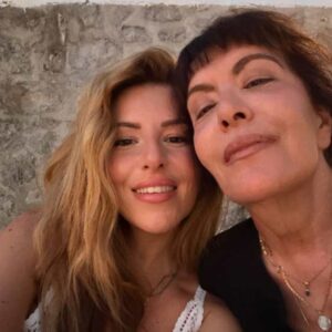 Αναστασία Γιάμαλη: Οι φωτογραφίες με τη μητέρα της και τη Νατάσα Μποφίλιου από την Ύδρα