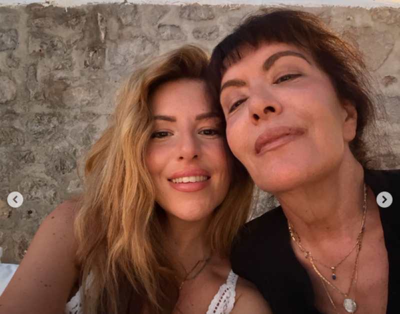 Αναστασία Γιάμαλη: Οι φωτογραφίες με τη μητέρα της και τη Νατάσα Μποφίλιου από την Ύδρα