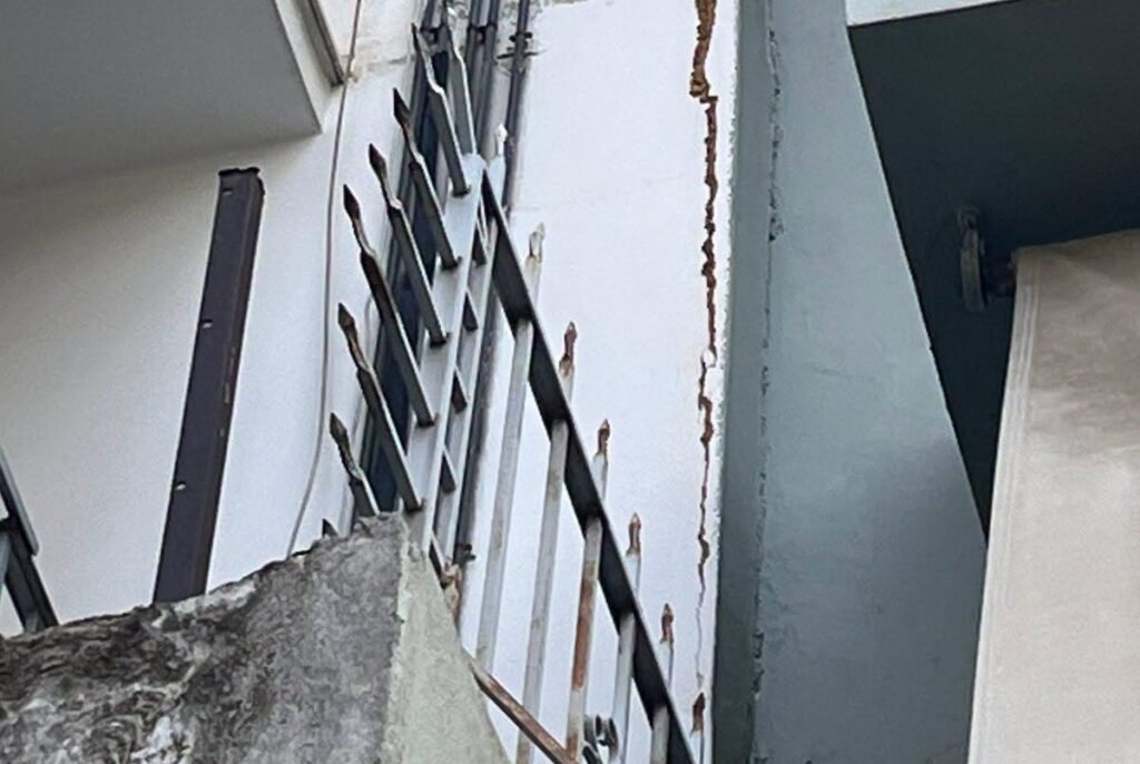 Κυψέλη: Οι κάτοικοι καταγγέλλουν ρωγμές και καθιζήσεις σε πολυκατοικίες λόγω του μετροπόντικα για τη Γραμμή 4 του Μετρό
