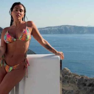 Οι φωτογραφίες της Κόνι Μεταξά με πολύχρωμο μπικίνι από τη Σαντορίνη