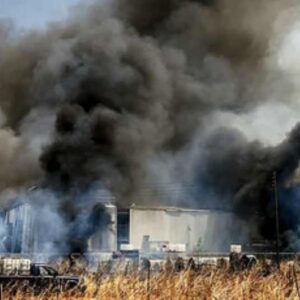 Κόρινθος: Τρείς συλλήψεις για την έκρηξη και τη φωτιά στο εργοστάσιο στα Εξαμίλια με νεκρό έναν 67χρονο – Βίντεο ντοκουμέντο από την έκρηξη