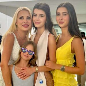 Μενεγάκη: Αποφοίτησε η κόρη της, Βαλέρια –H σπάνια φωτογραφία με τις τρείς κόρες της!