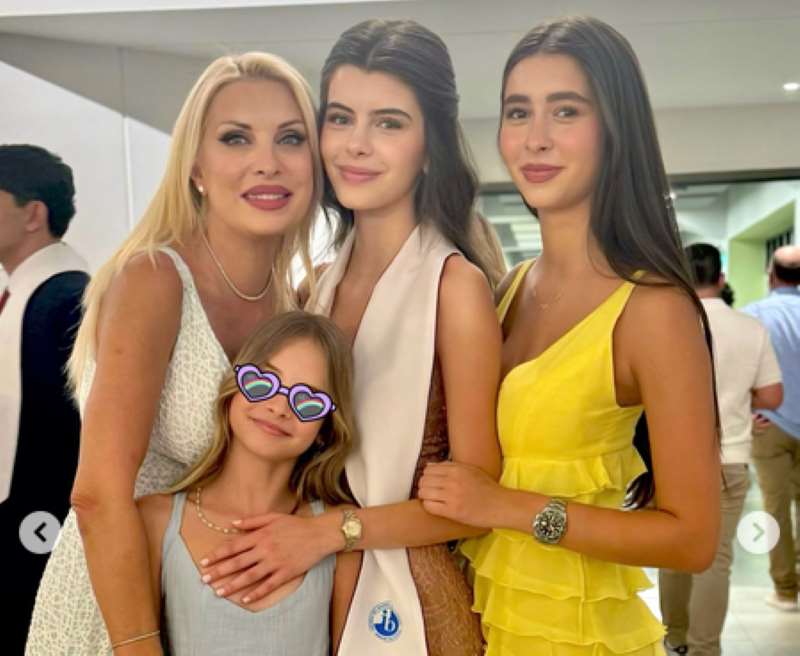 Μενεγάκη: Αποφοίτησε η κόρη της, Βαλέρια –H σπάνια φωτογραφία με τις τρείς κόρες της!