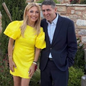 Η εμφάνιση της Τίνας Μεσσαροπούλου με τον Γιώργο Μυλωνάκη σε γάμο – Φωτογραφίες