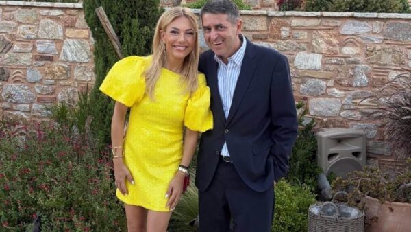 Η εμφάνιση της Τίνας Μεσσαροπούλου με τον Γιώργο Μυλωνάκη σε γάμο – Φωτογραφίες