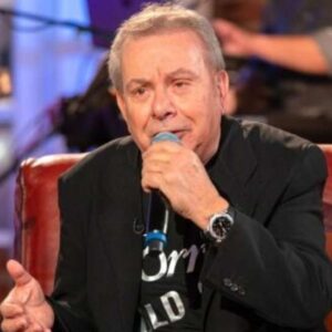 Μητσιάς: Για πρώτη φορά μετά από 50 χρόνια δεν τραγούδησε τον «Γιάννη τον φονιά» του Γκάτσου μετά την απαγόρευση του γιού του Μάνου Χατζιδάκη,  αλλά απήγγειλε μόνο τους στίχους – Βίντεο
