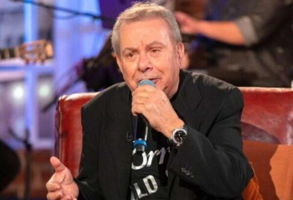 Μητσιάς: Για πρώτη φορά μετά από 50 χρόνια δεν τραγούδησε τον «Γιάννη τον φονιά» του Γκάτσου μετά την απαγόρευση του γιού του Μάνου Χατζιδάκη,  αλλά απήγγειλε μόνο τους στίχους – Βίντεο
