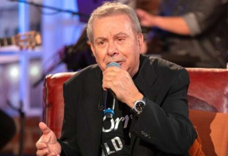 Μητσιάς: Για πρώτη φορά μετά από 50 χρόνια δεν τραγούδησε τον «Γιάννη τον φονιά» του Γκάτσου μετά την απαγόρευση του γιού του Μάνου Χατζιδάκη,  αλλά απήγγειλε μόνο τους στίχους – Βίντεο