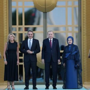 Στο δείπνο των ηγετών ο Κυριάκος Μητσοτάκης με τη σύζυγο του – Τους υποδέχτηκαν στο Λευκό Παλάτι ο Ερντογάν  με τη  σύζυγο του (βίντεο)