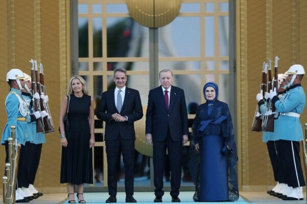 Στο δείπνο των ηγετών ο Κυριάκος Μητσοτάκης με τη σύζυγο του – Τους υποδέχτηκαν στο Λευκό Παλάτι ο Ερντογάν  με τη  σύζυγο του (βίντεο)