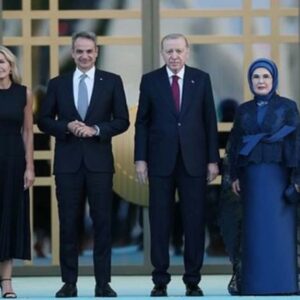 Στο δείπνο των ηγετών ο Κυριάκος Μητσοτάκης με τη σύζυγο του – Τους υποδέχτηκαν στο Λευκό Παλάτι ο Ερντογάν  με τη  σύζυγο του (βίντεο)