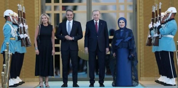 Στο δείπνο των ηγετών ο Κυριάκος Μητσοτάκης με τη σύζυγο του – Τους υποδέχτηκαν στο Λευκό Παλάτι ο Ερντογάν  με τη  σύζυγο του (βίντεο)