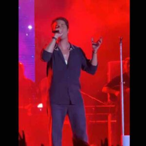 «Κλείσατε και τα μικρόφωνα, πάρτε τα , δεν τα θέλω»: Έξαλλος ο Οικονομόπουλος σε συναυλία του – Βίντεο