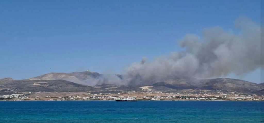 Μεγάλη φωτιά στην Πάρο: Μήνυμα 112 για εκκένωση 4 περιοχών προς Αλυκή – Ισχυροί άνεμοι –Επιχειρούν 14 εναέρια μέσα , ενισχύσεις από Πειραιά, Σύρο και Νάξο (βίντεο)
