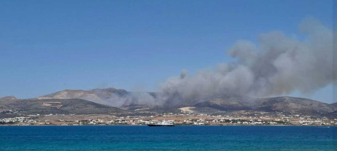 Μεγάλη φωτιά στην Πάρο: Μήνυμα 112 για εκκένωση 4 περιοχών προς Αλυκή – Ισχυροί άνεμοι –Επιχειρούν 14 εναέρια μέσα , ενισχύσεις από Πειραιά, Σύρο και Νάξο (βίντεο)