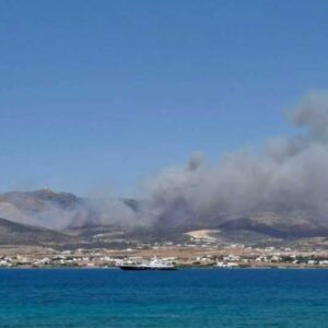 Μεγάλη φωτιά στην Πάρο: Μήνυμα 112 για εκκένωση 4 περιοχών προς Αλυκή – Ισχυροί άνεμοι –Επιχειρούν 14 εναέρια μέσα , ενισχύσεις από Πειραιά, Σύρο και Νάξο (βίντεο)