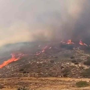 Μάχη με τις φλόγες σε Πάρο και Άνδρο  – Πνέουν θυελλώδεις άνεμοι – Μηνύματα του 112 για επιφυλακή ή εκκένωση περιοχών